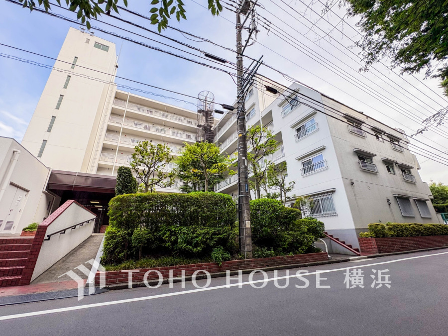 時代の流れに惑わされないシックなカラートーンで街並みに溶け込む外観は、主張し過ぎず、また平凡になり過ぎず絶妙なコントラストで輝きを放ちます。