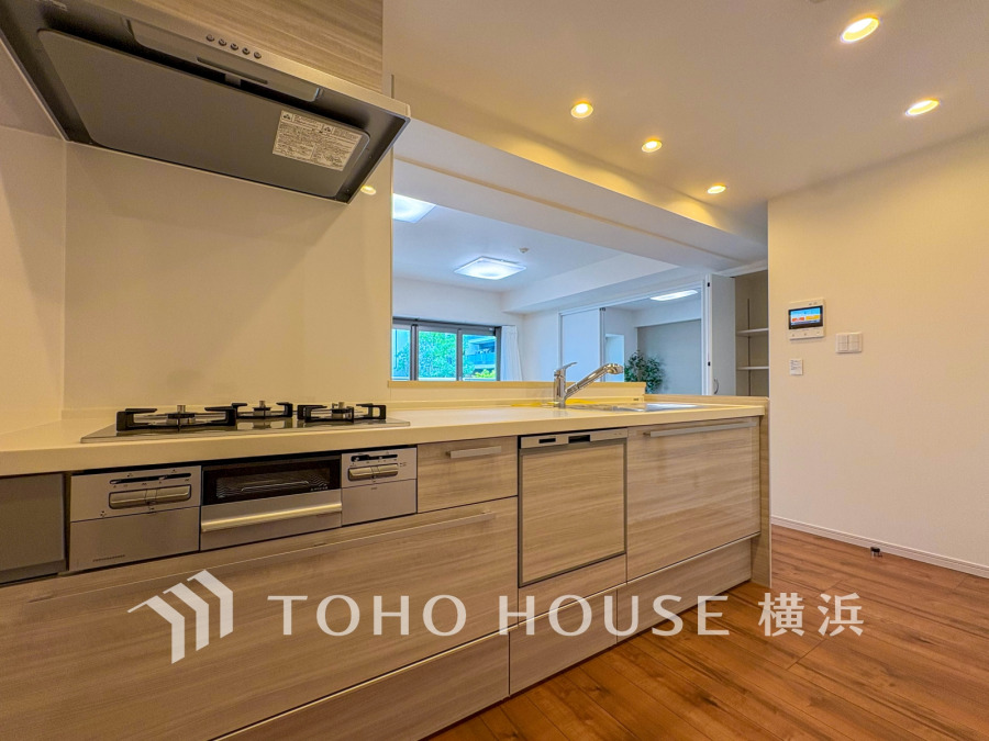 誰もが使いやすいデザインにこだわったキッチン。プライベートスペースを彩るインテリアとしての美と、快適な日常を支える機能性と強さがひとつになったキッチンです。