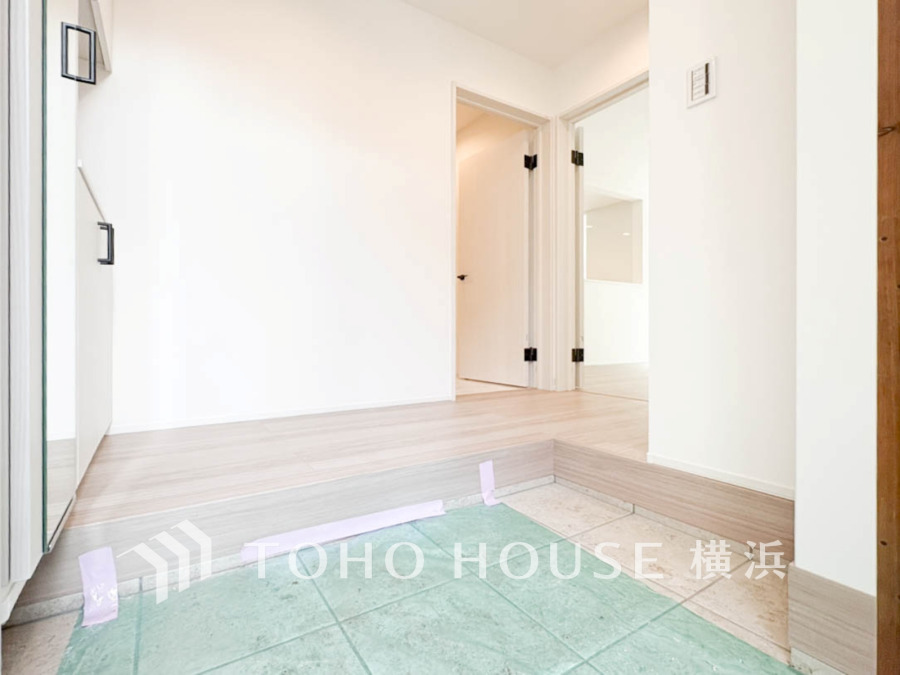 お客様をお迎えする玄関は落ち着いた雰囲気。帰り着くたびに洗練されたテイストの空間に迎えられ誇りと喜びを感じる玄関まわりです。