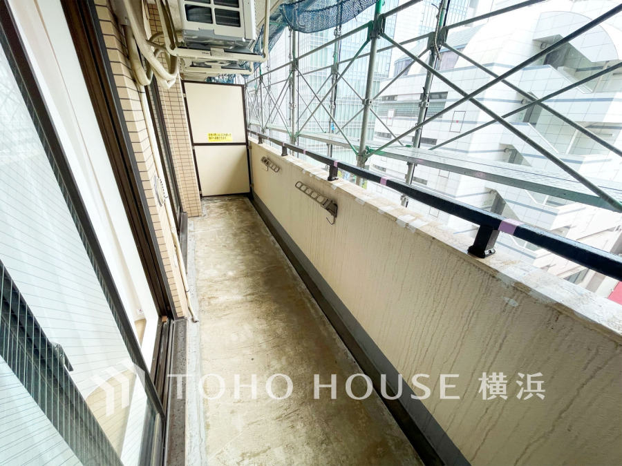 【2026年3月撮影】南東に面した明るいバルコニーです。