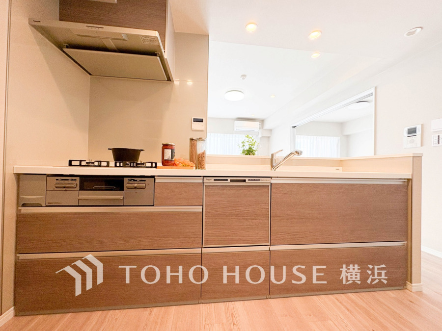 プライベートスペースを彩るインテリアとしての美と、快適な日常を支える機能性と強さがひとつになったキッチンです。開放的な対面カウンターキッチンはリビングと一体感のある空間。