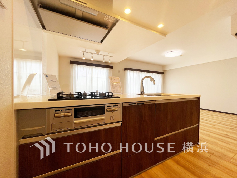 広く取られたオープンキッチンは、リビングで寛ぐご家族と会話をしながらお料理が出来ます。高級感のあるカラーで空間をより上質な雰囲気にした、清潔感のあるデザインです。
