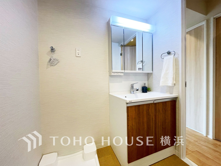 清潔感あふれる洗面台と洗濯機置き場が一体となった快適なサニタリースペースです。