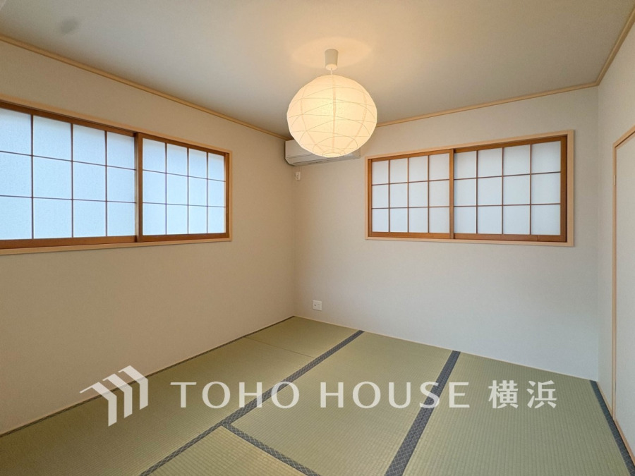 足を伸ばしてゆっくりとくつろげる、癒しの空間。モダンな和室で癒しタイムを。