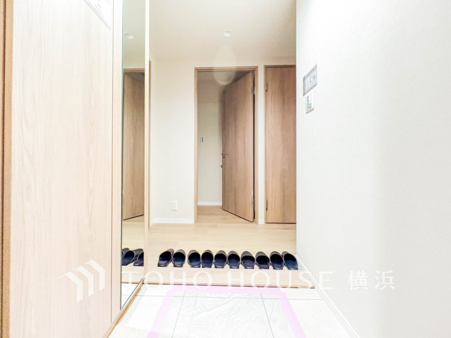 上質感漂う玄関。居住者の帰り、訪れる方を優しく迎えてくれます。