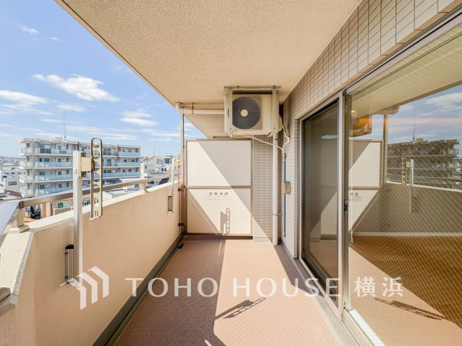 太陽の恵みをたっぷりと受けて、洗濯物も気持ちよく干せそうです。