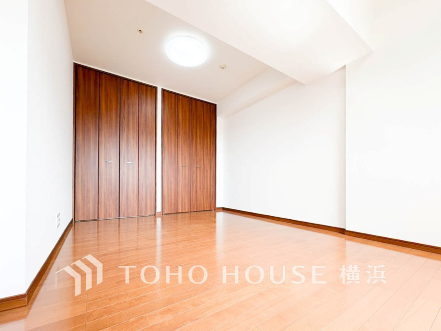 一日の疲れをいやしてくれる寝室。時を忘れて過ごす場所として過ごせるお部屋。