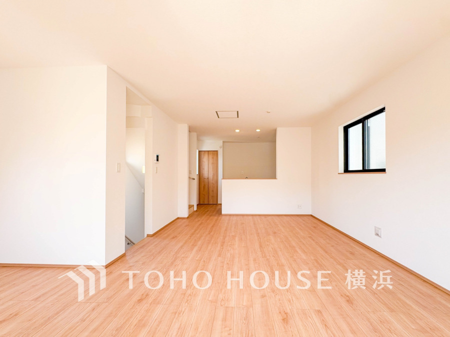 光と風があふれる開放的なリビングダイニングには自然と家族みんなが集まってきます。明るく穏やかな空気の中で飲んだり、食べたり、笑ったり。