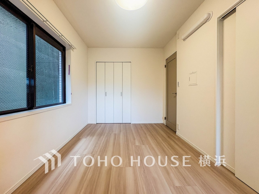 一日の疲れをいやしてくれる寝室。時を忘れて過ごす場所として過ごせるお部屋。