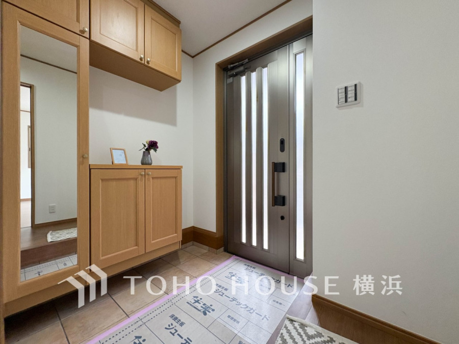 お客様をお迎えする玄関は落ち着いた雰囲気。帰り着くたびに洗練されたテイストの空間に迎えられ誇りと喜びを感じる玄関まわりです。