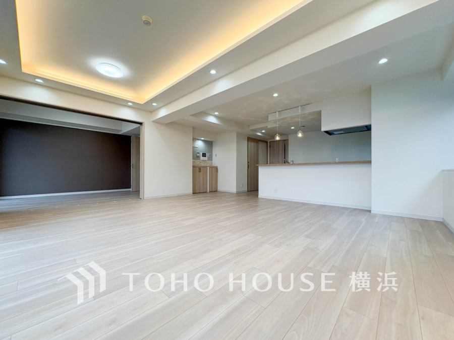 広々としたリビングダイニングは、シックでモダンな内装。落ち着いた雰囲気に包まれて、伸びやかな空間の中で、ゆったりと家族団らんのひとときを過ごせます。