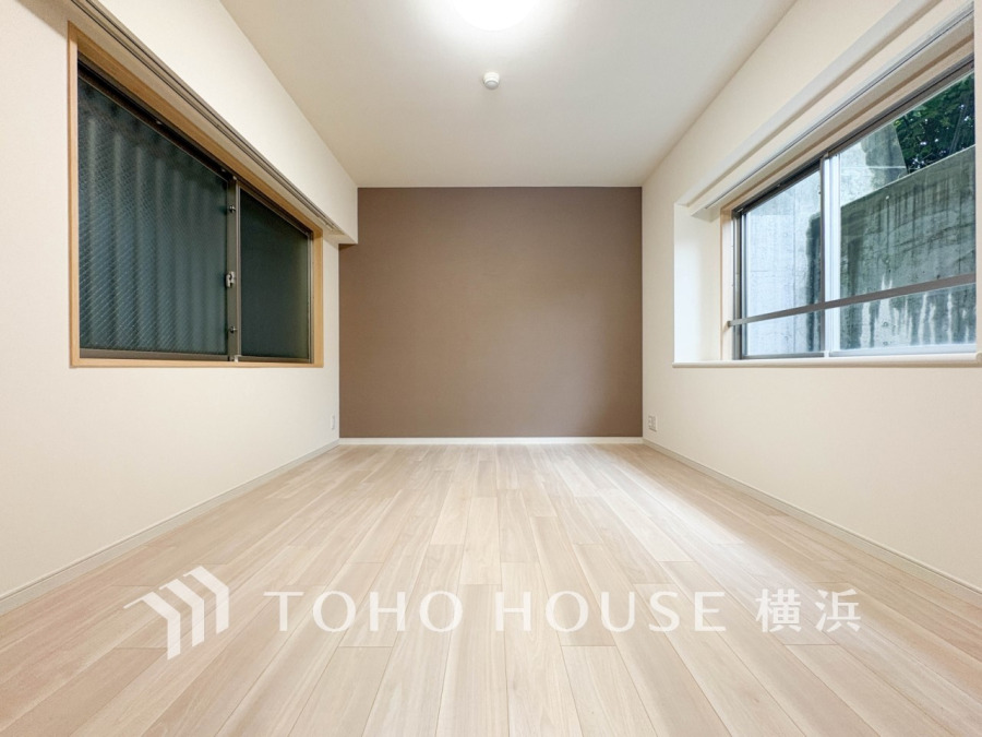 穏やかな風と陽光を導き、プライバシーに配慮された設計プランを採用し、居住性を一段と心地よいものにしています。明るく開放的な空間を演出しております。