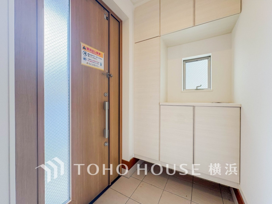 上質感漂う玄関と廊下。居住者の帰り、訪れる方を優しく迎えてくれます。