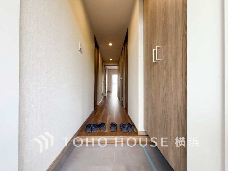 上質感漂う玄関と廊下。居住者の帰り、訪れる方を優しく迎えてくれます。