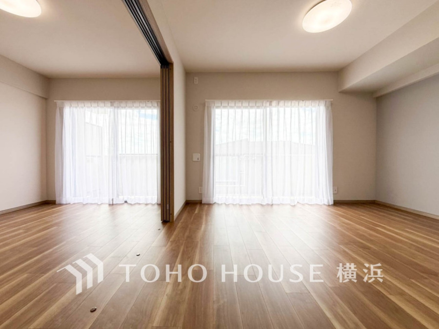 豊かな光が照らすこの場所は、たわいもない会話を楽しみ、ゆったりとした時間を過ごす場所。