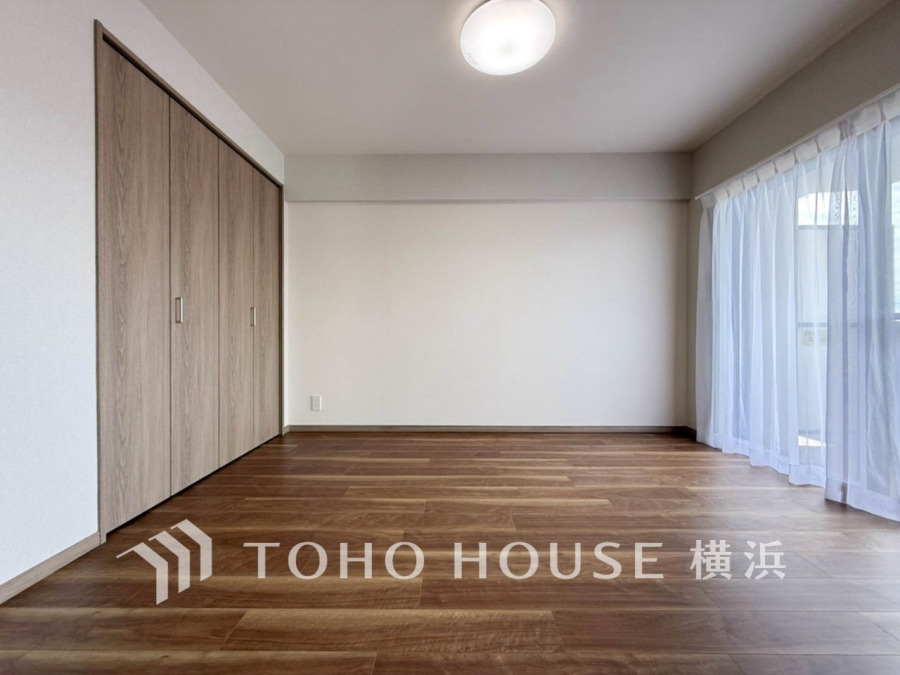 一日の疲れをいやしてくれる寝室。時を忘れて過ごす場所として過ごせるお部屋。