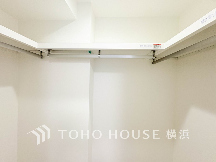 季節物の衣類もスッキリ収納できるウォークインクロゼット。