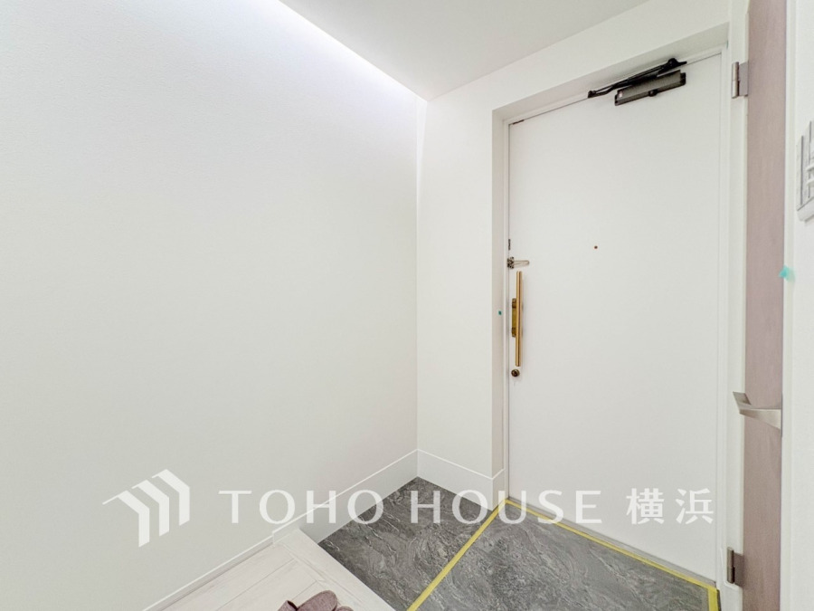 上質感漂う玄関と廊下。居住者の帰り、訪れる方を優しく迎えてくれます。