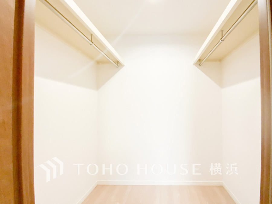 季節物の衣類もスッキリ収納できるウォークインクロゼット。