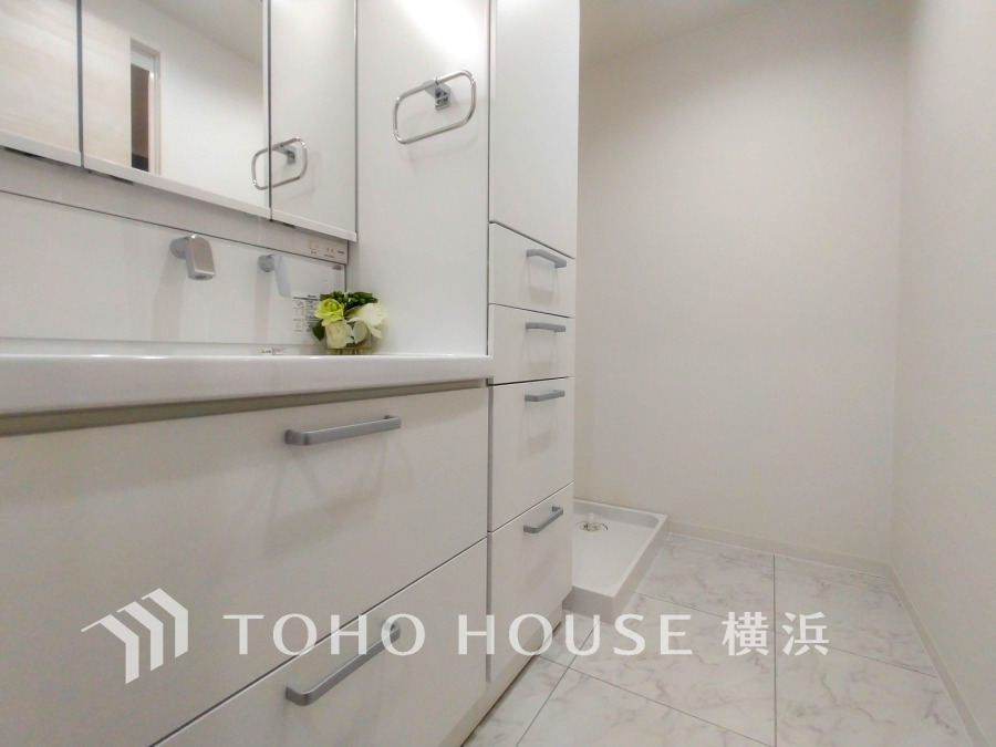 デザイン性の高さ、清潔感、色合い、使い勝手、ゆとり、様々な観点から丁寧に仕上げられたパウダールーム。健やかな毎日のため、上質な空間で一日の始まりと終わりを快適に。