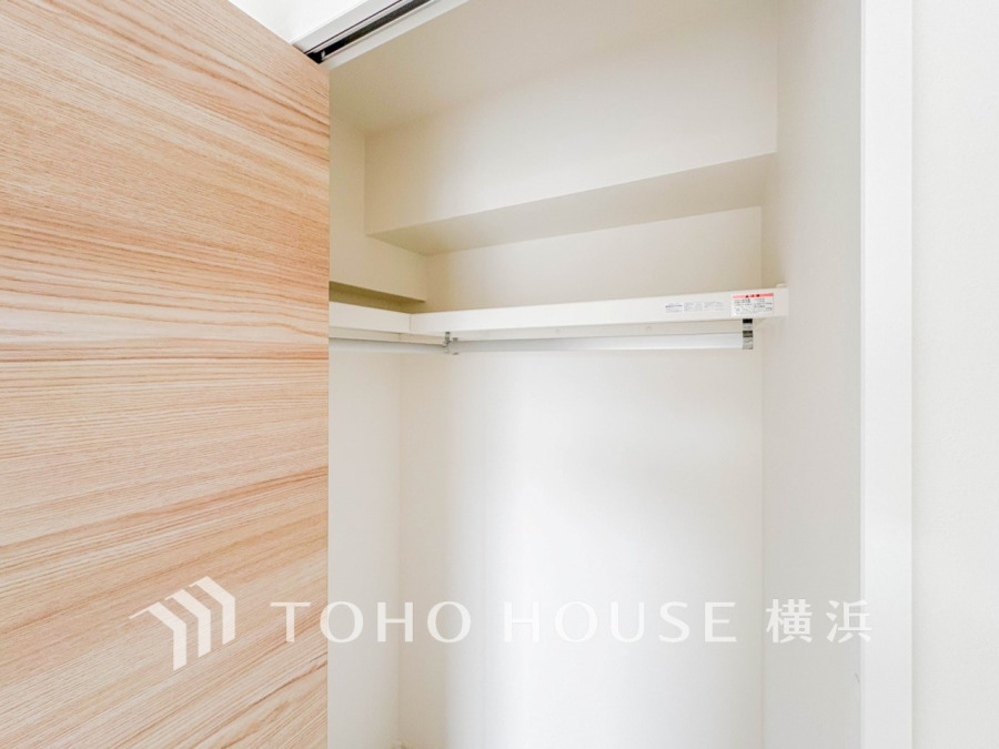 ウォークインクローゼットは家族みんなの衣類が収納できるよう広めに設計。