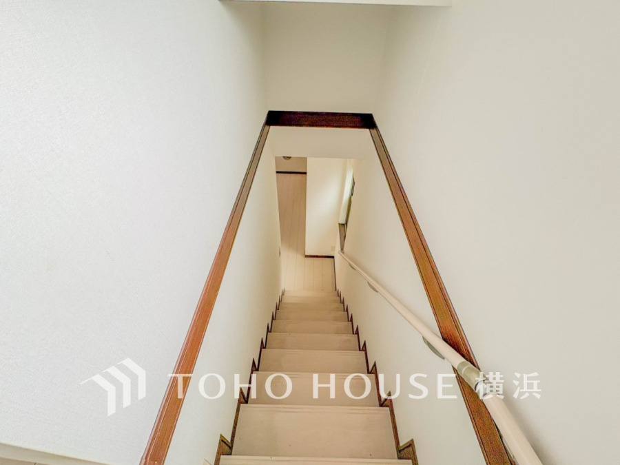 各フロアを結ぶ階段。集いの空間と一人の時間を楽しむプライベートルームをバランスよく繋いでいます。