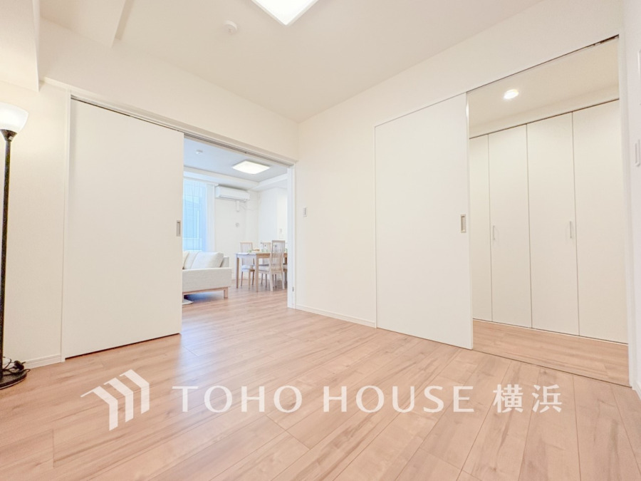 一日の疲れをいやしてくれる寝室。時を忘れて過ごす場所として過ごせるお部屋。