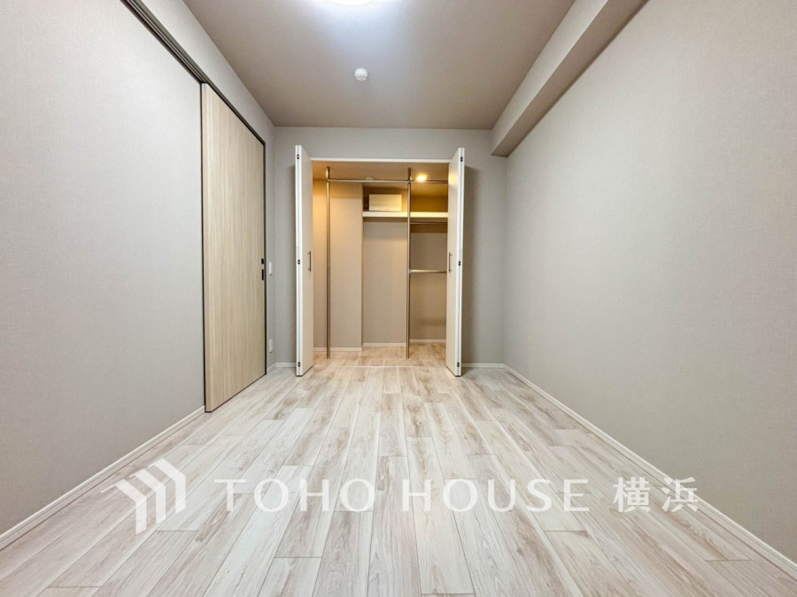 一日の疲れをいやしてくれる寝室。時を忘れて過ごす場所として過ごせるお部屋。