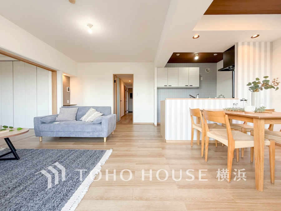 明るく開放的な空間が広がるLDK。室内には豊かな陽光が注ぎ込み、爽やかな住空間を演出。
