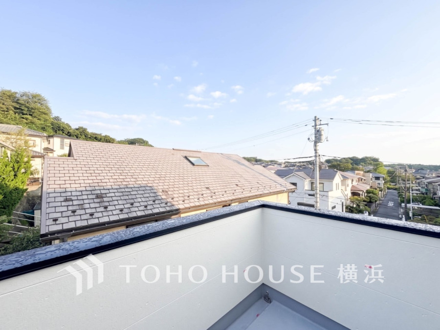 開放感があり、遮るものもなく気持ちのいい景色が広がります。お部屋にも爽やかな風と暖かく柔らかな日差しが差し込み、毎日の暮らしを豊かに彩ります。