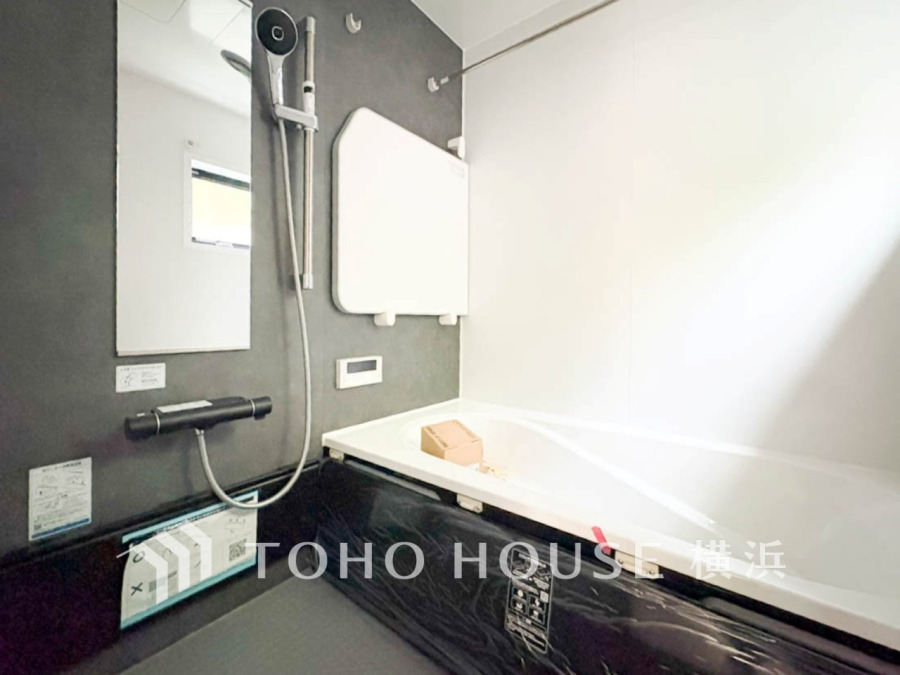 快適な使い心地とゆとりある空間が1日の疲れを解きほぐすバスルーム。空間も浴槽もゆったりのびのび使えるゆとり設計。広く感じるゆとり設計で快適なリラックスタイムを過ごせます。