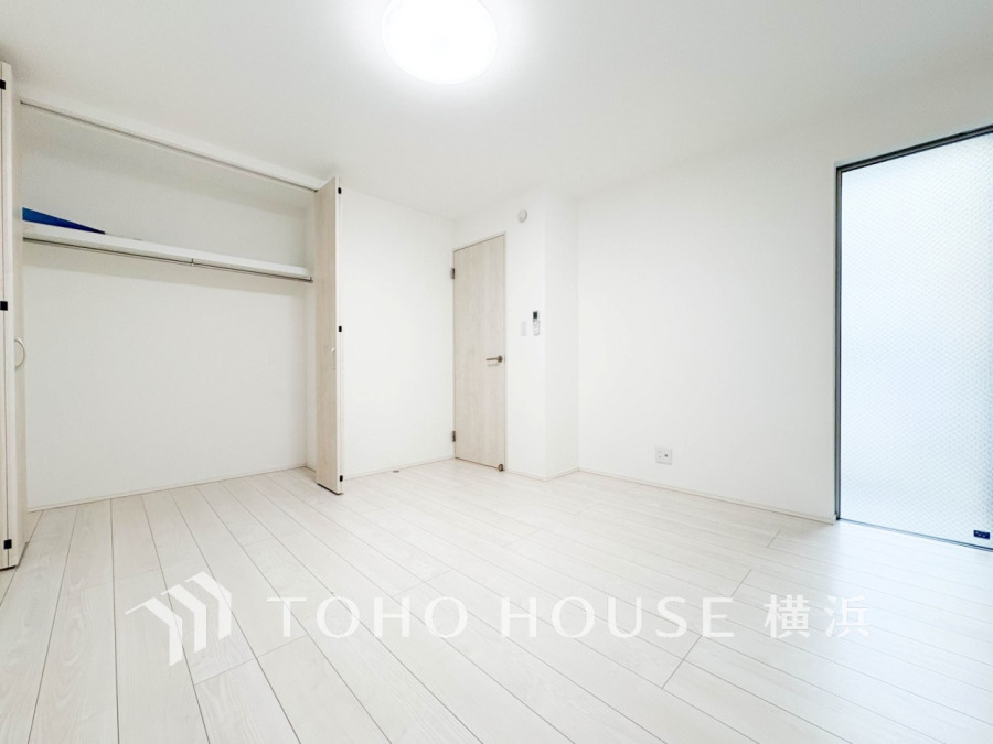 一日の疲れをいやしてくれる寝室。時を忘れて過ごす場所として過ごせるお部屋。