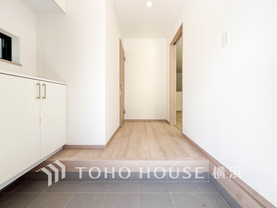 上質感漂う玄関と廊下。居住者の帰り、訪れる方を優しく迎えてくれます。