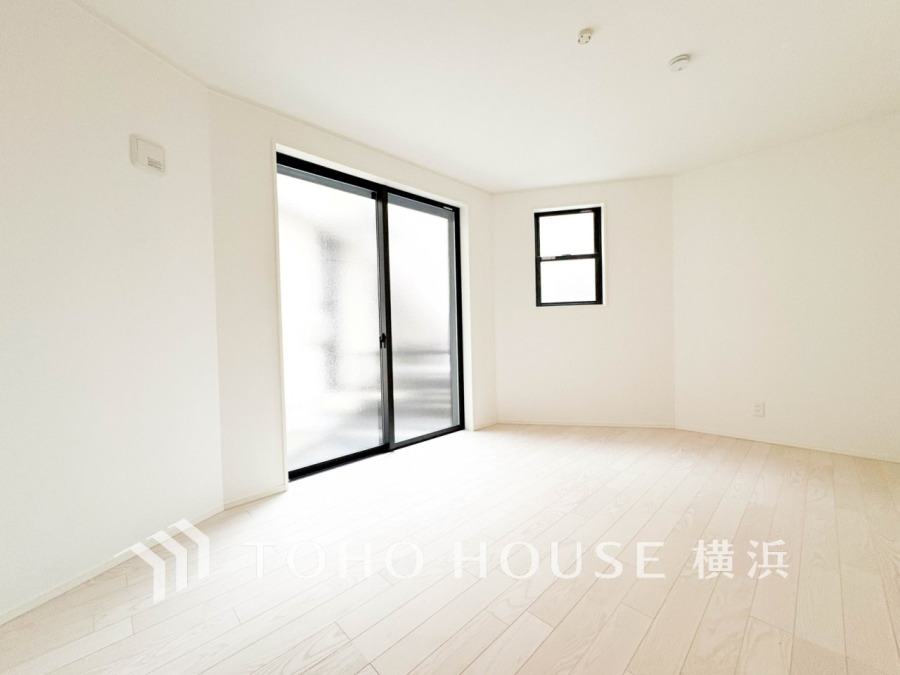 心地よい光と風があふれています。プライベートな自分時間を快適に過ごせるお部屋。