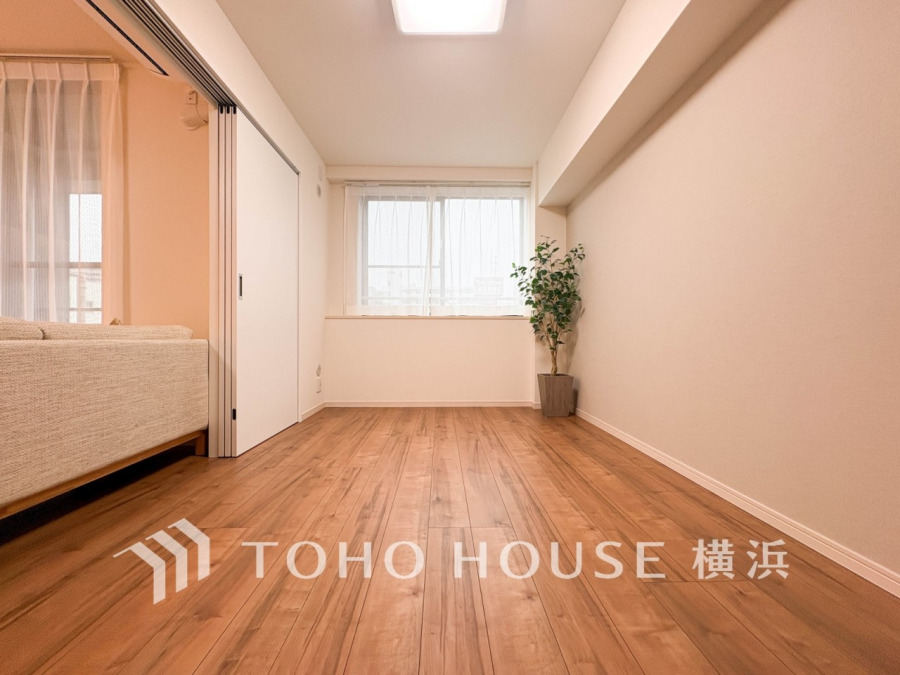 一日の疲れをいやしてくれる寝室。時を忘れて過ごす場所として過ごせるお部屋。