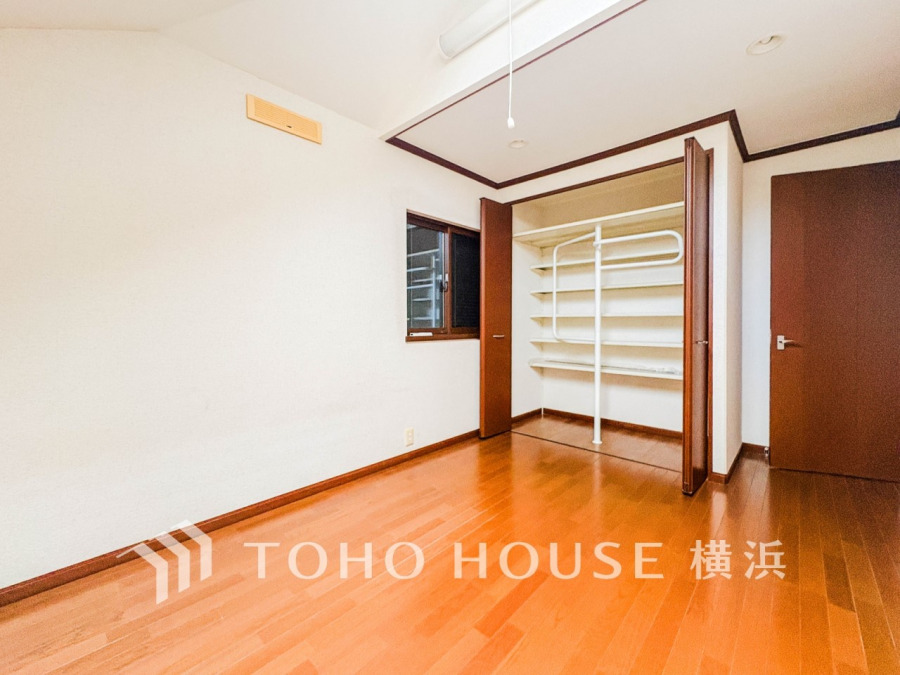 穏やかな寛ぎを届ける上質仕様のゆとりあるお部屋。自分時間を充実させながら心豊かにできるプライベート空間。（2026年9月撮影）
