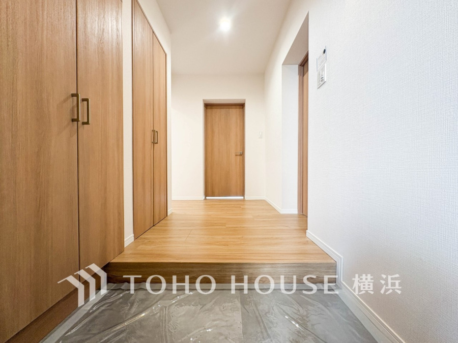居住者の帰り、訪れる方を優しく迎え、やすらぎに満ちた生活空間を予感させる。健やかな暮らしを楽しめそう。