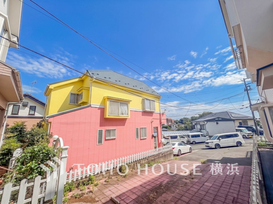 風を感じ青い空から太陽の恵みを感じる温もり溢れる佇まい。