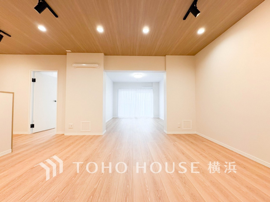 豊かな光が照らすこの場所は、たわいもない会話を楽しみ、ゆったりとした時間を過ごす場所。