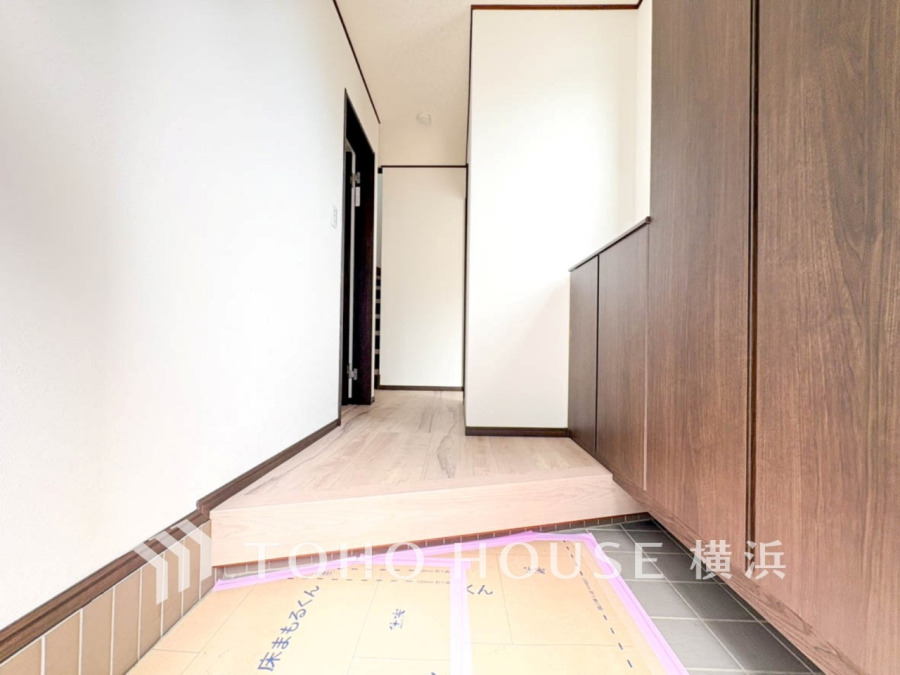 上質感漂う玄関と廊下。居住者の帰り、訪れる方を優しく迎えてくれます。