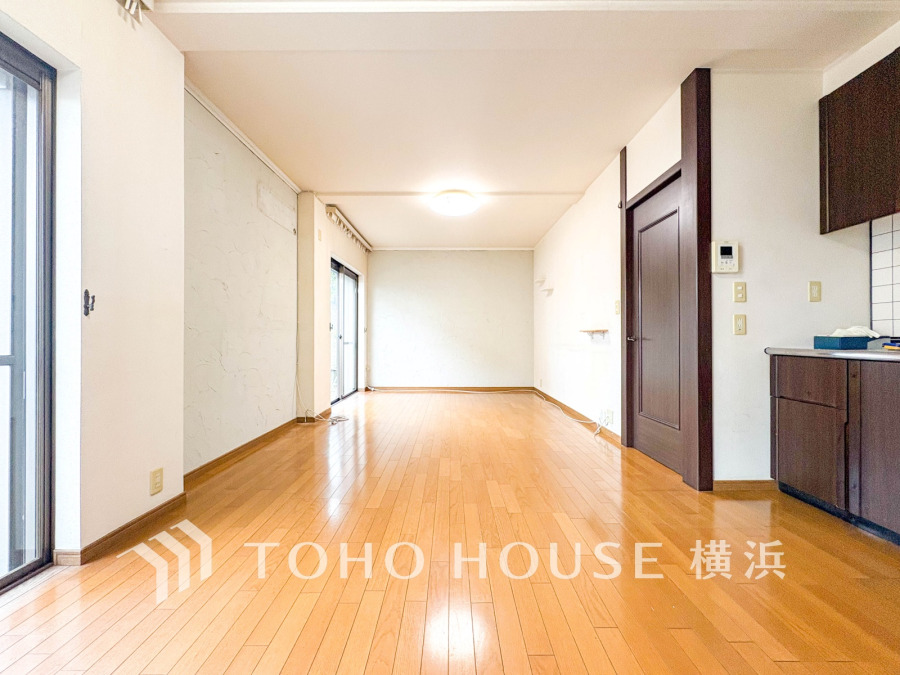 南向きの大きな窓から自然光が差し込む、明るく開放的なリビングダイニング空間です。