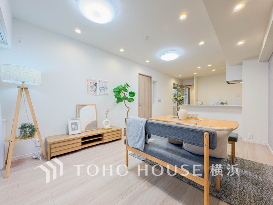 明るく開放的な空間が広がるLDK。室内には豊かな陽光が注ぎ込み、爽やかな住空間を演出。ホームパーティーでもゲストと一緒に料理を楽しみながら楽しい時間を過ごせそう。
