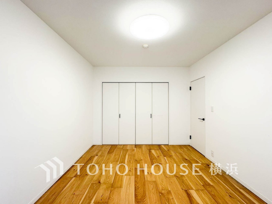 一日の疲れをいやしてくれる寝室。時を忘れて過ごす場所として過ごせるお部屋。