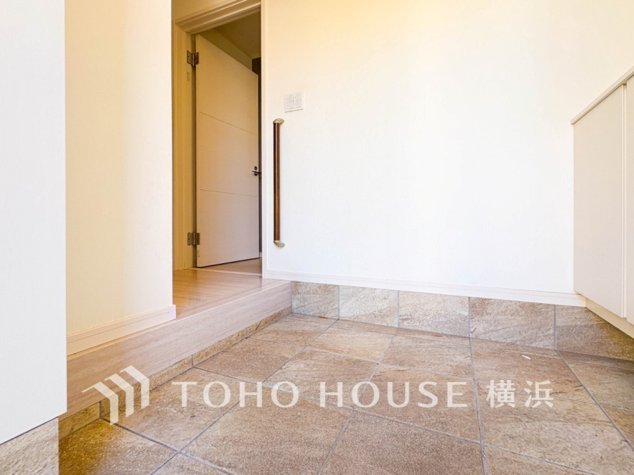 上質感漂う玄関。居住者の帰り、訪れる方を優しく迎えてくれます。