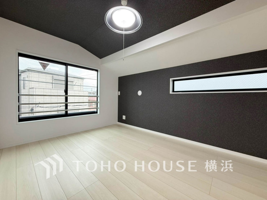 一日の疲れをいやしてくれる寝室。時を忘れて過ごす場所として過ごせるお部屋。