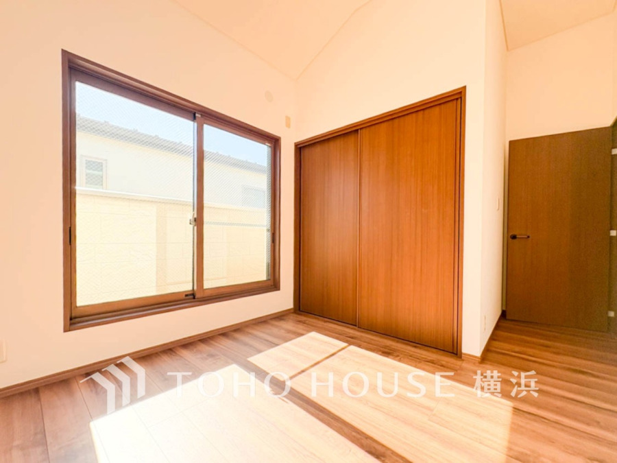 心地よい光と風があふれています。プライベートな自分時間を快適に過ごせるお部屋。