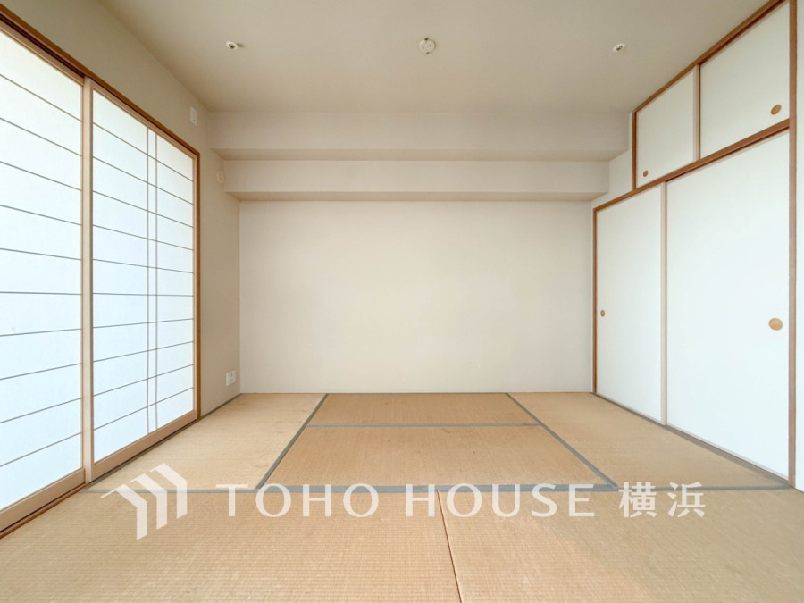 洋室とはまた違った良さがある和室。畳の香りに癒され、和の空間を感じることのできる落ち着きある一部屋です。障子からこぼれる光も優しく心穏やかになる空間です。