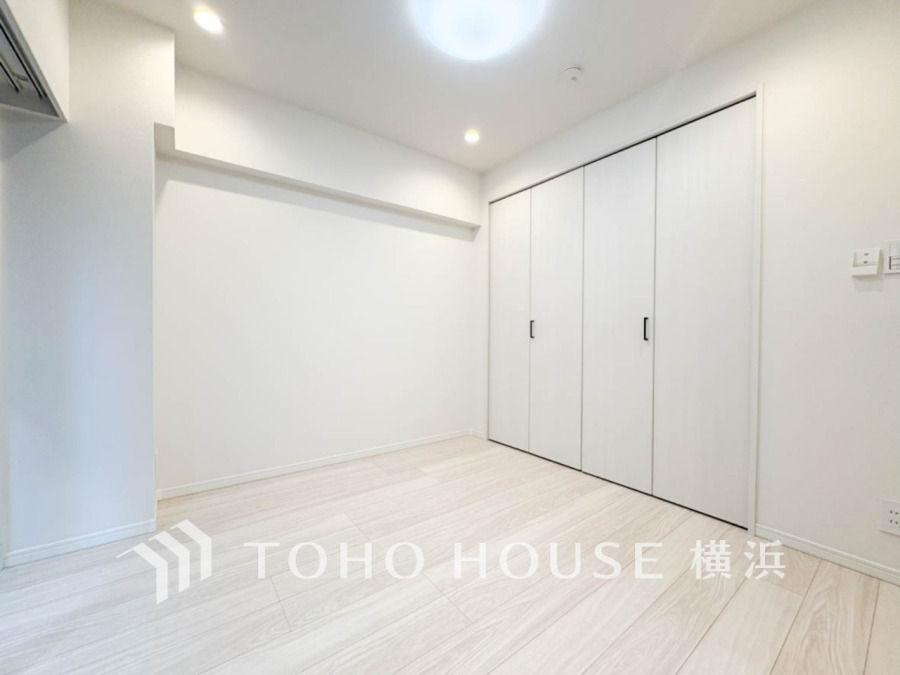 一日の疲れをいやしてくれる寝室。時を忘れて過ごす場所として過ごせるお部屋。