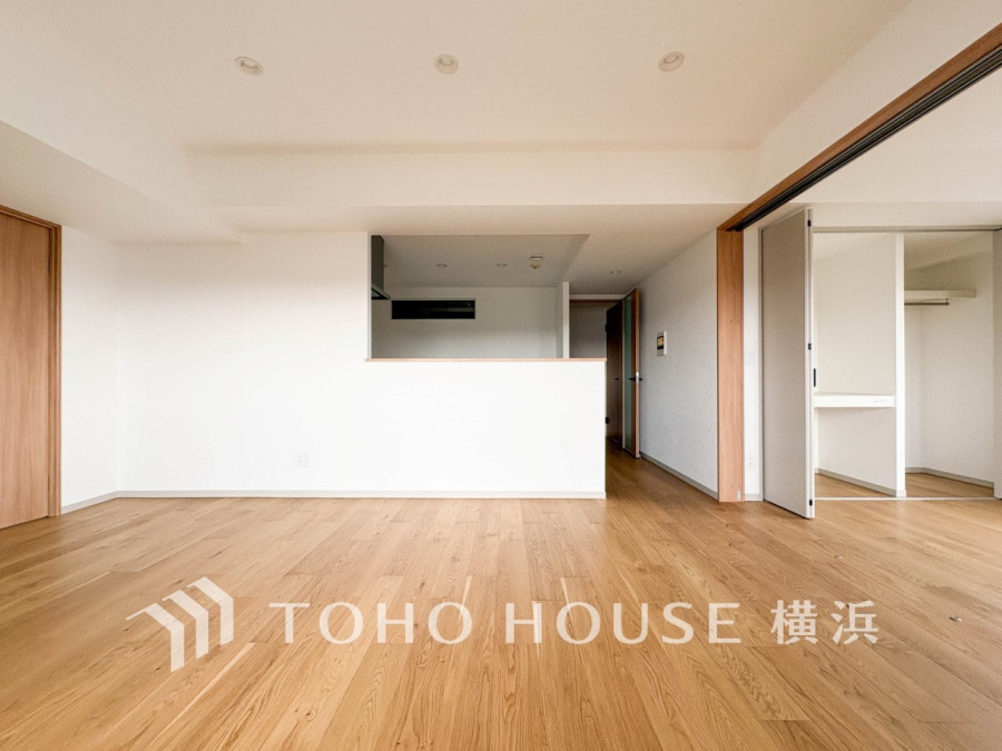 家族と過ごすひと時を溢れる光が優しく包み込むリビングダイニング。家族とともに、心穏やかに過ごすひととき。家族との時間、自分の時間を大切にできる空間がここにあります。