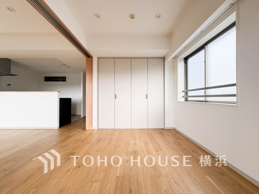 大きな窓からたっぷりと陽光が注がれる明るい空間。家族の成長に対応できる永住仕様の間取り。時を忘れて過ごす場所として過ごせるお部屋。